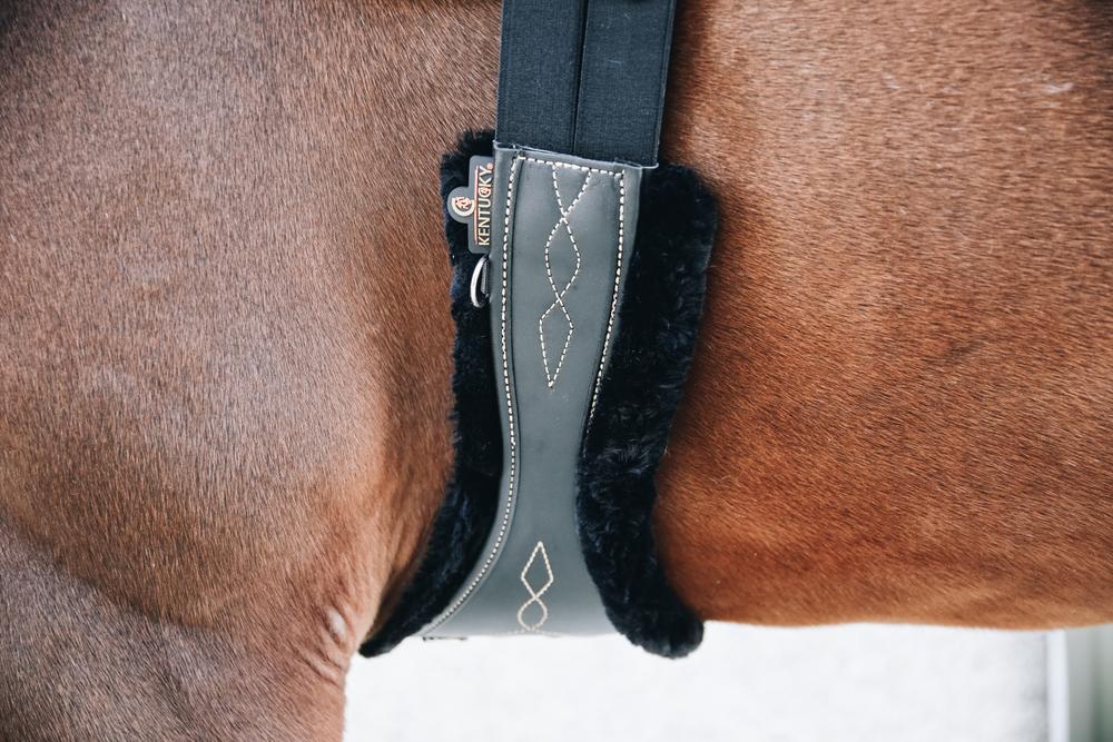 Lammfell Gurt Cover Anatomisch - Kentucky Horsewear