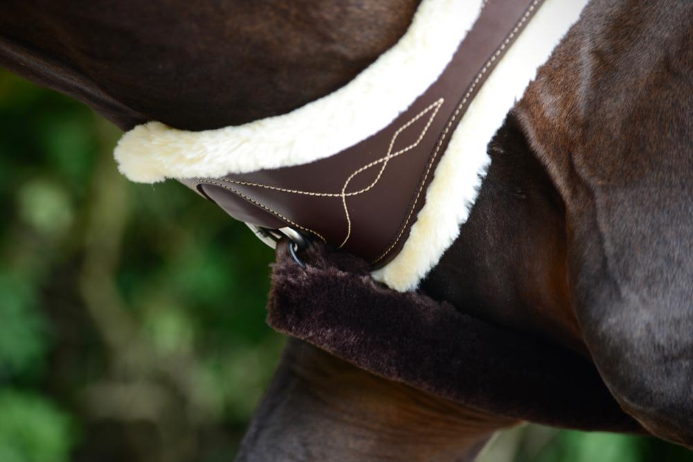 Lammfell Gurt Cover Anatomisch - Kentucky Horsewear