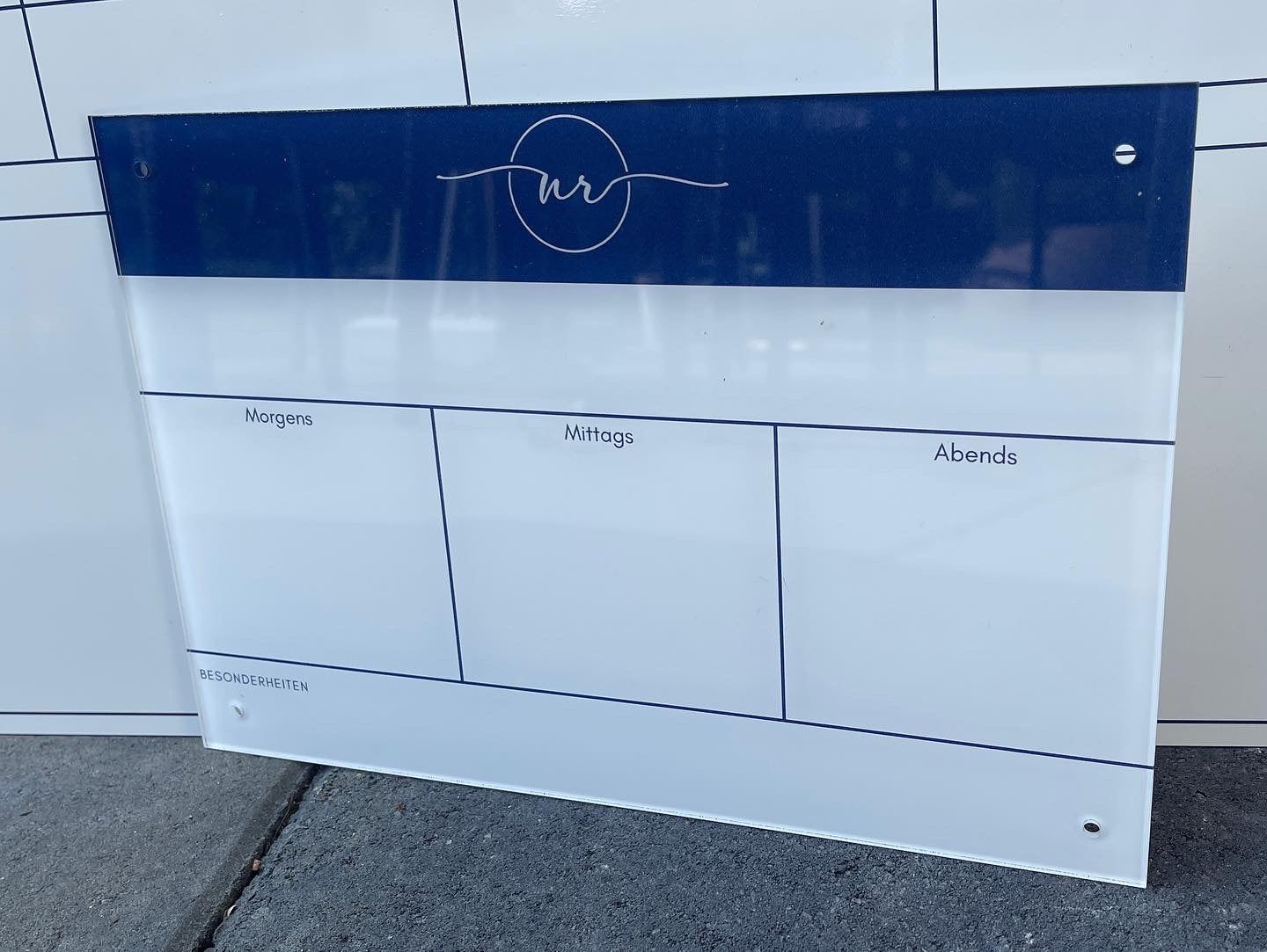 wiederbeschreibbares Boxenschild mit Logo