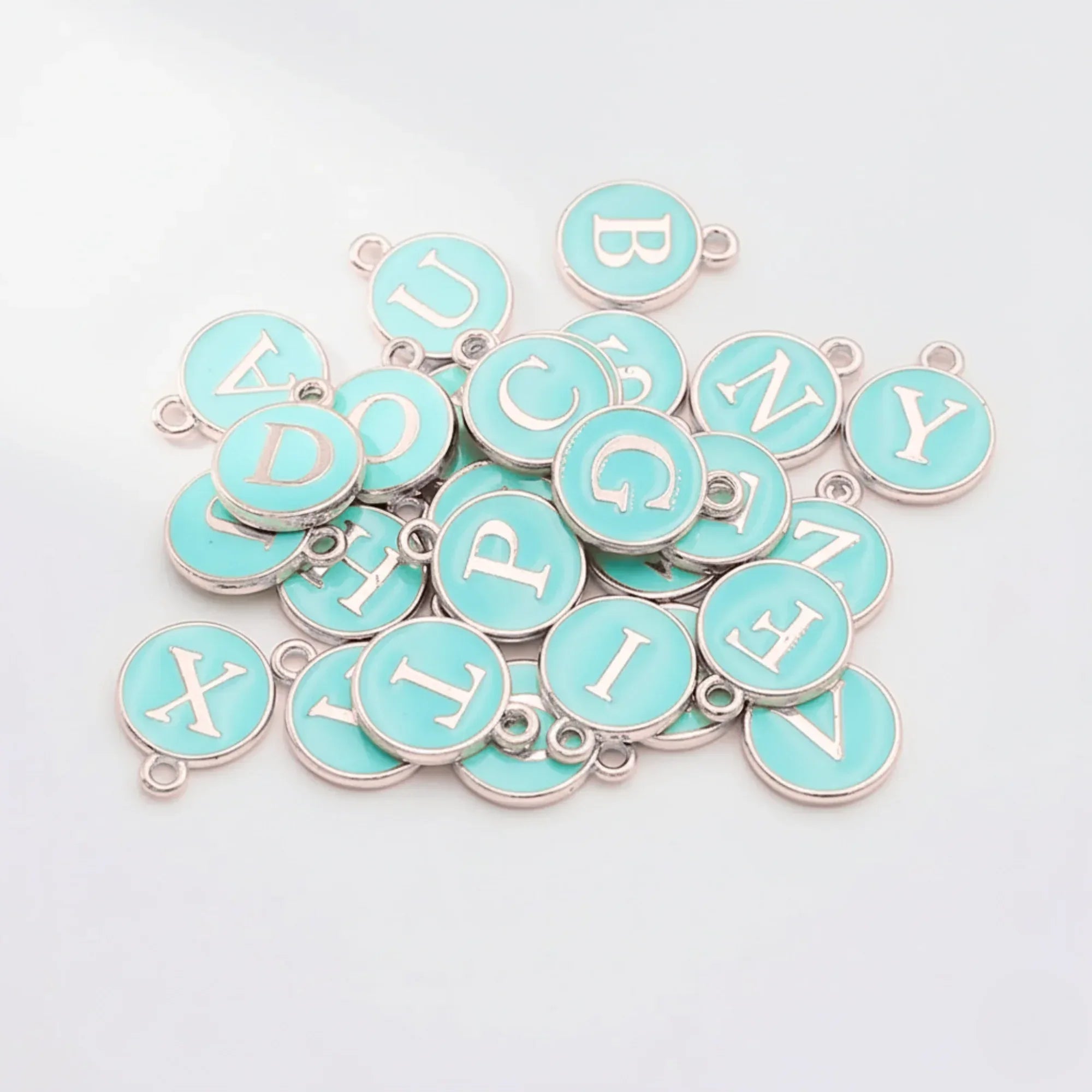 SERIFEN BUCHSTABEN Charm - hellblau silber