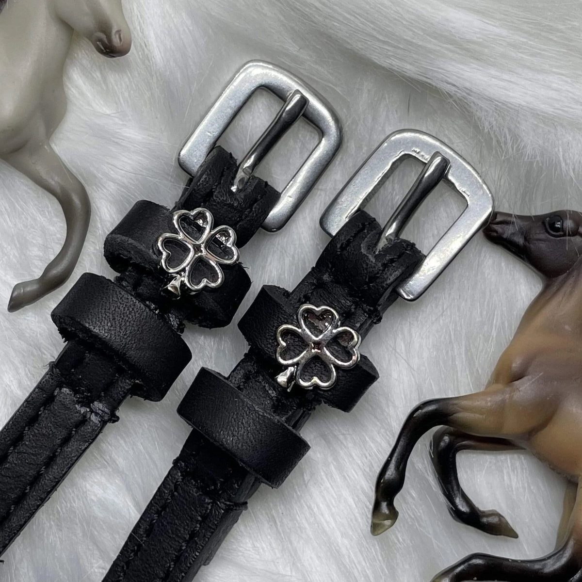 Kleeblatt-Set: Sporenriemen + Charm